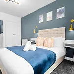 Luxury Two Bedroom Apartment - City Ceentre - Balcony - Jq - Netflix & Wifi - 11B